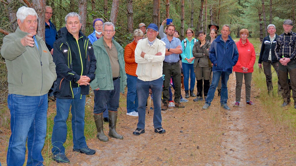 Reger Austausch herrschte bei der Führung im Nationalen Naturerbe Berge. ?Gastgeber? Detlev Riesner hatte ausdrücklich darauf hingewiesen, dass auch kritische Anmerkungen und Nachfragen erwünscht sind. Alle Gäste folgten interessiert den Ausführungen.