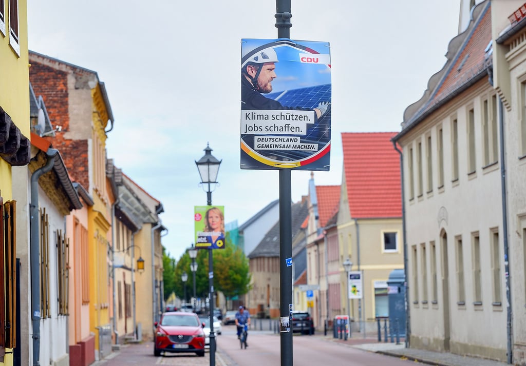 Die Wahlplakate für die bevorstehende Bundestagswahl sind inzwischen an vielen Straßen und Plätzen zu sehen, wie hier in Aken.