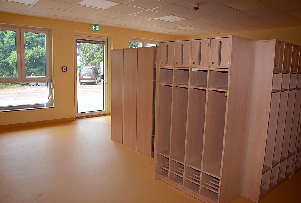 In den Gruppenräumen der neuen Kita werden schon die ersten Garderobenschränke geparkt.