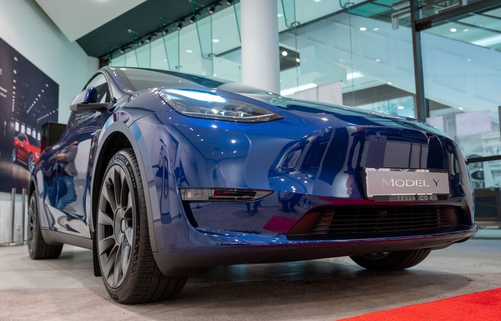 Ein Tesla Model Y. Das Auto kommt zunächst aus China, soll aber in Grünheide gebaut werden, wenn das Werk fertig ist.