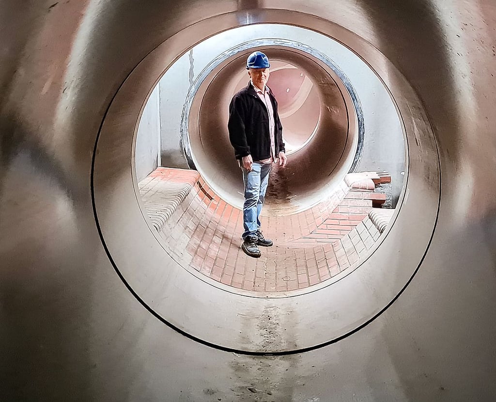 Die unterirdisch verlegten Kunststoffrohre haben einen Durchmesser von zwei Metern. Bauleiter Thomas Polzer kann locker darin stehen.