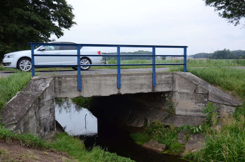Über den Augraben auf der Landstraße 15 zwischen Jeetze und Störpke soll eine neue Brücke gebaut werden. Baustart ist am Montag.