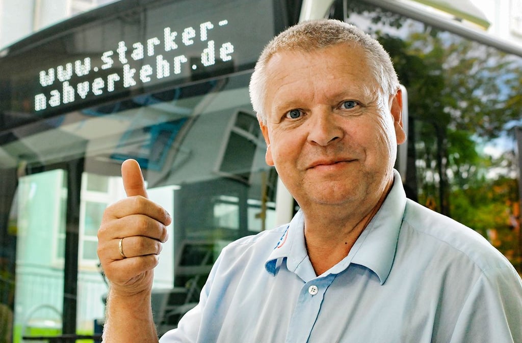 PVG-Mitarbeiter Karsten Krompholz fährt den Hybridbus bereits im Naumburger Stadtverkehr und ist voll des Lobes über die Innovation.