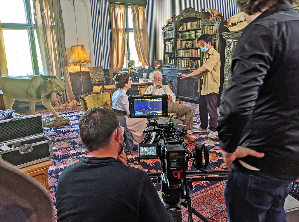 Dreharbeiten einer Szene mit Laura Eichten und Falk Rockstroh, rechts neben ihnen der Regisseur Huân Vu.