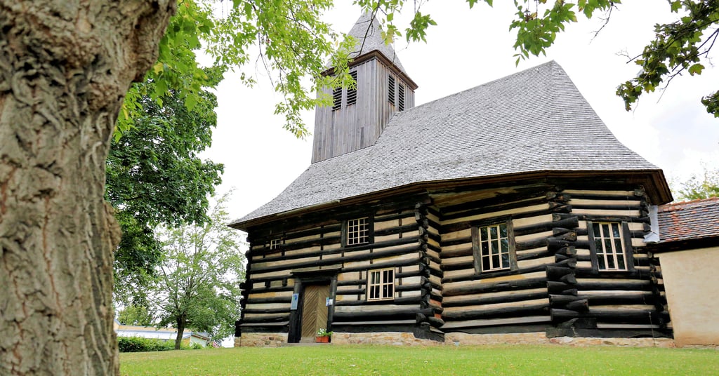 Sie ist nicht nur optisch ein Hingucker, sondern auch einzigartig im mitteldeutschen Raum: die Schrotholzkirche Wespen. Das Gotteshaus, das einst zu verfallen drohte, wurde in den 1990-er Jahren aufwendig saniert und versprüht seitdem einen unnachahmlichen Charme.