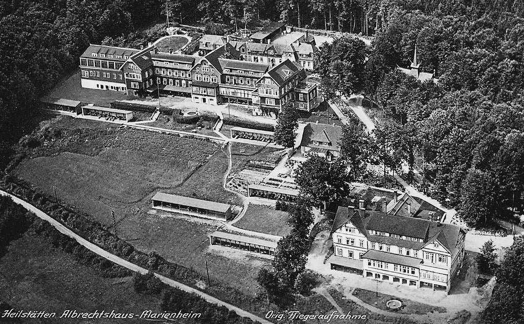 Diese Postkarte, eine Fliegeraufnahme, zeigt das Albrechtshaus nahe Stiege, wie es um 1940 ausgesehen hat. Im oberen, rechten Bildfeld ist derTurm der Stabkirche zu sehen. Diese wurde in den vergangenen Monaten abgebaut und wieder im Ortskern von Stiege errichtet.