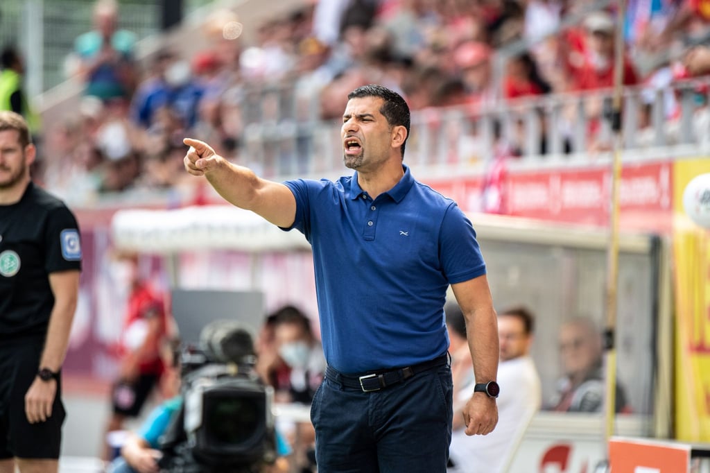 Trainer Dimitrios Grammozis war nach der klaren Schalker Niederlage angefressen.