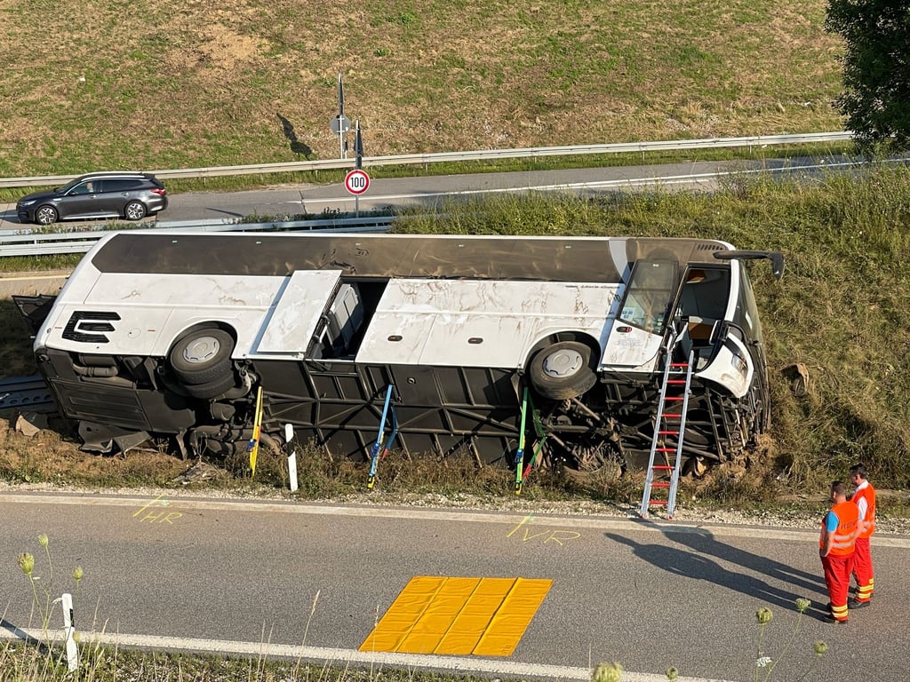 Bei dem Busunfall im niederbayerischen Landkreis Kelheim sind zwei Menschen schwer verletzt worden.