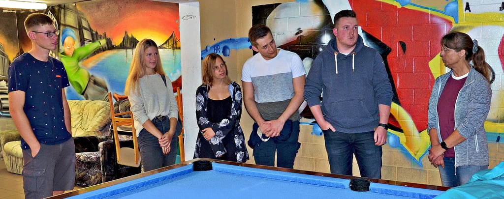Lucas Ulrich, Sophia Volik, Milena Kemp, Jakob Ost, Stadtrat Philipp Koch und Sozialpädagogin Heike Fräßdorf (v.l.) bei der Besichtigung des Jugendclubs.