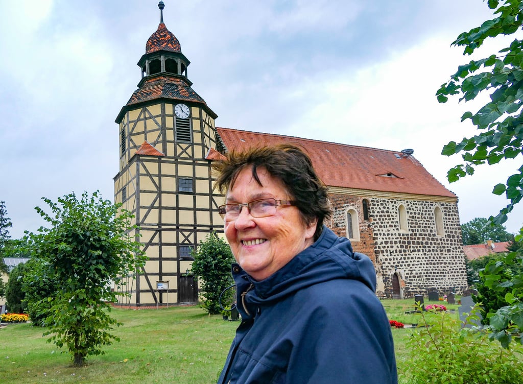 Sie tickt wieder richtig. Zur Freude von Sabine Franz wurde ein neues Motorzeigerwerk in die Kirchturmuhr von Löben eingebaut.