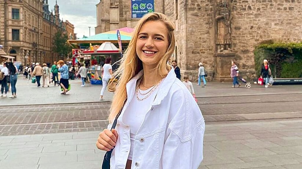 Julia Niewiadomska beim Stadtbummel in Halle.