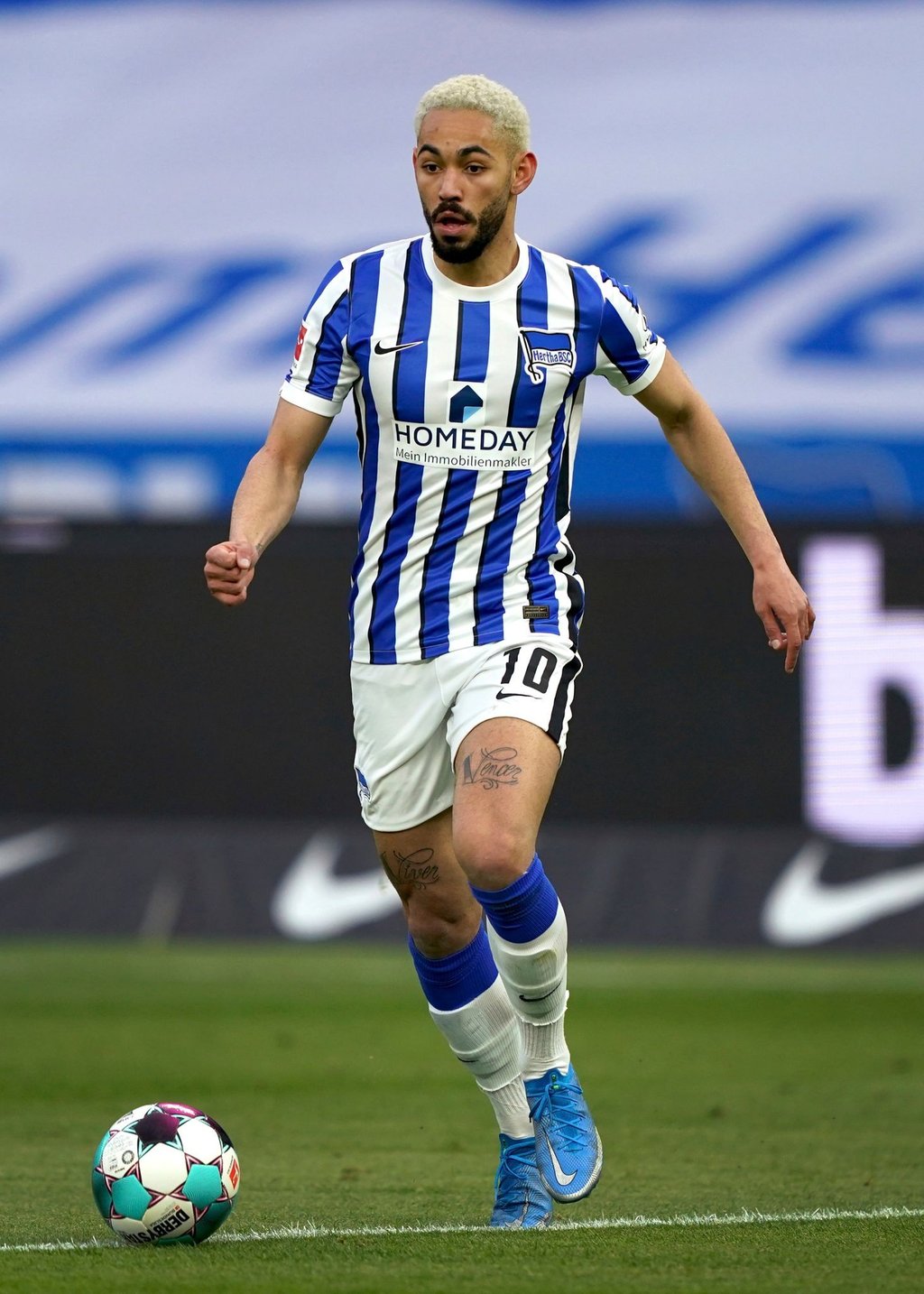 Herthas Matheus Cunha spielt den Ball.
