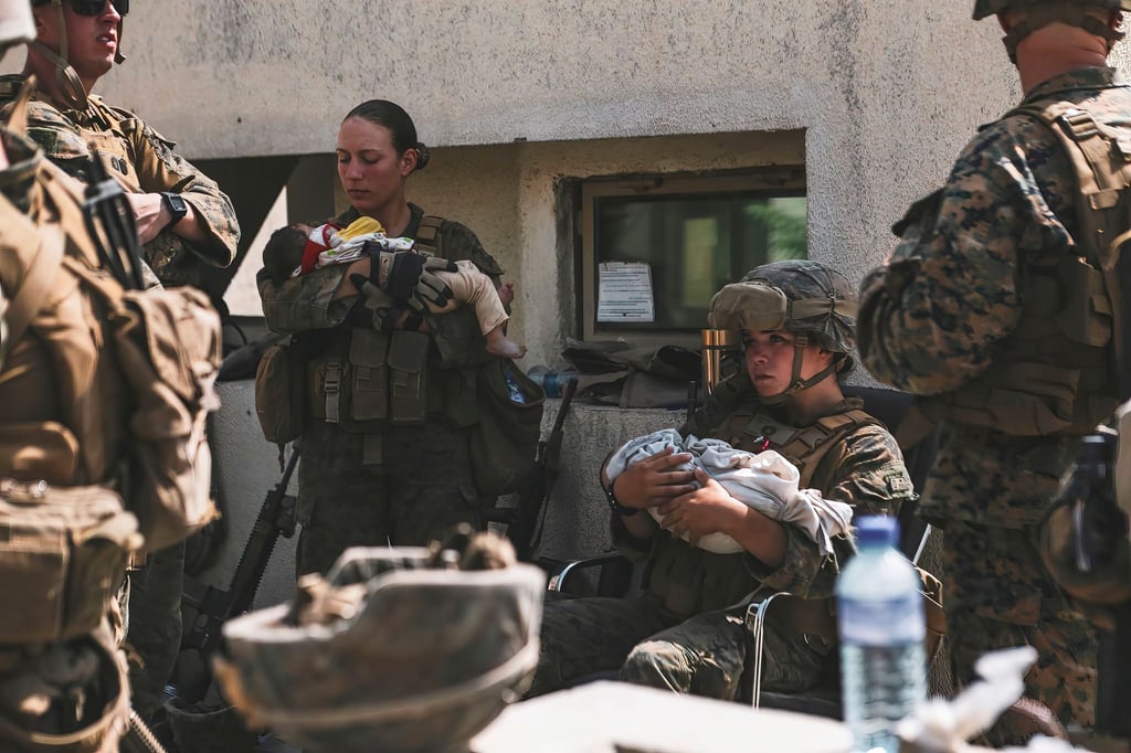 Zahlreiche Babys und Kinder werden von US-Soldaten am Flughafen von Kabul versorgt.