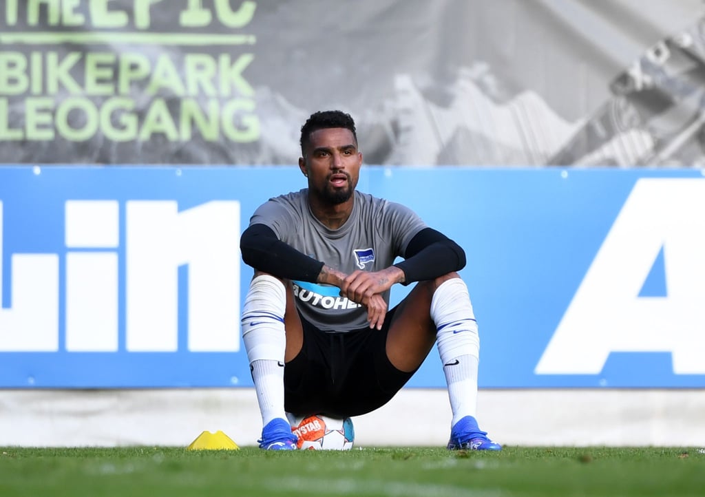 Kevin Prince Boateng sitzt auf einem Ball.