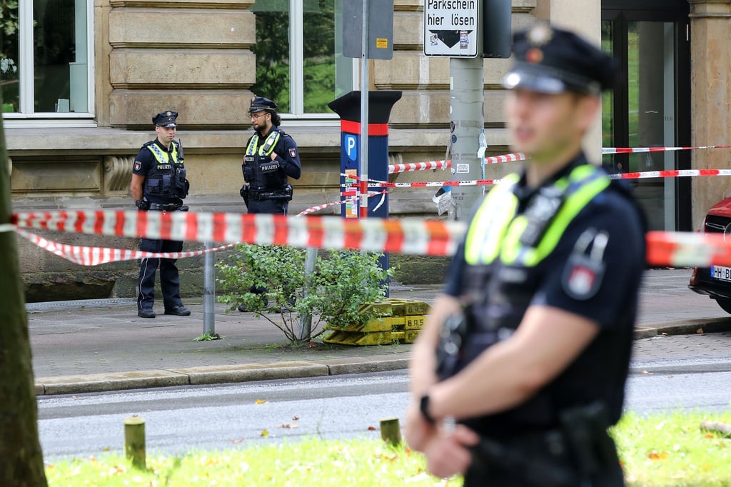 Einsatzkräfte stehen an einer Polizeiabsperrung auf dem Gorch-Fock-Wall in Hamburg.