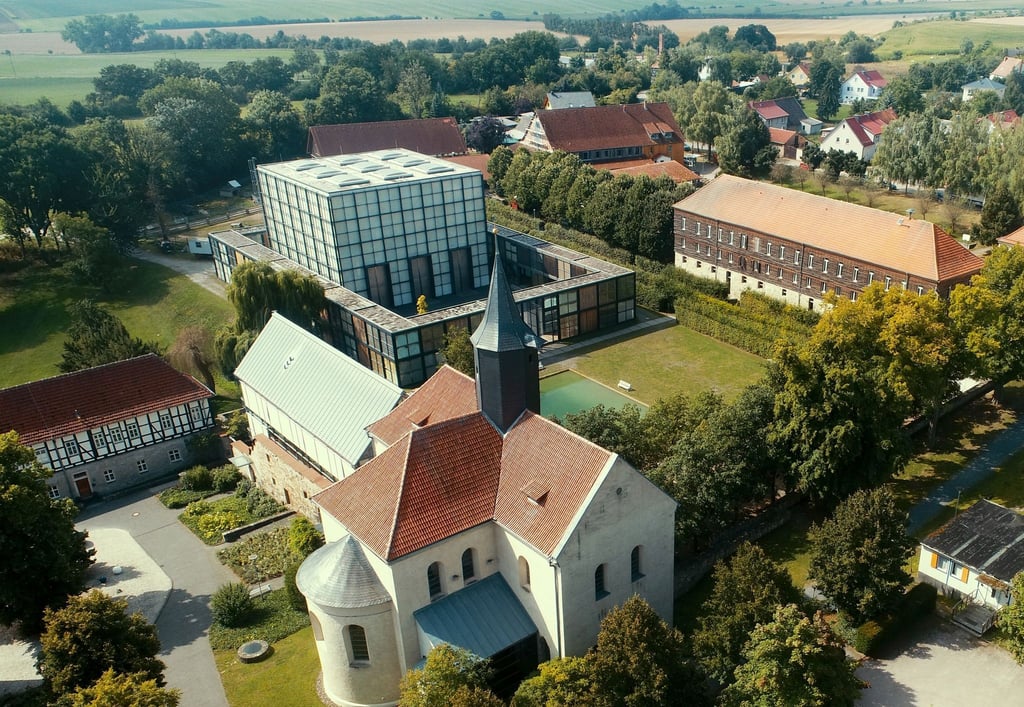 Blick auf das Kloster Volkenroda mit dem Christus Pavillon.