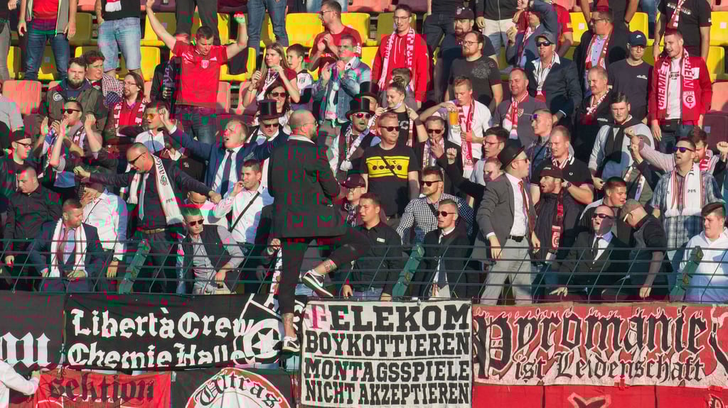 Im Anzug auf dem Zaun und mit Zylinder im Stadion: Der HFC-Fanblock in Berlin setzt auch modisch Akzente.