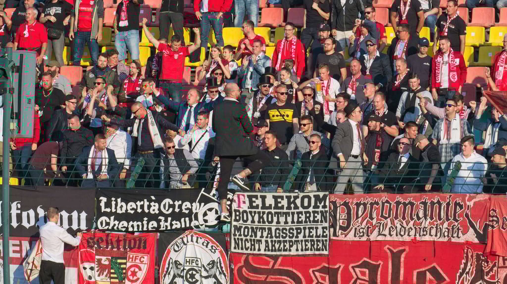 Im Anzug auf dem Zaun und mit Zylinder im Stadion: Der HFC-Fanblock in Berlin setzt auch modisch Akzente.