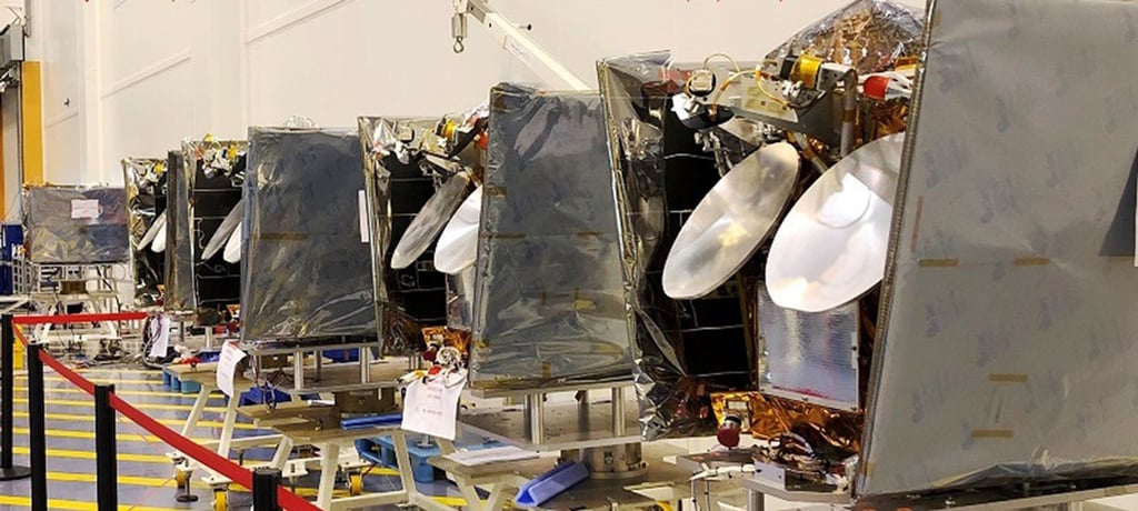 Mehrere OneWeb-Satelliten stehen vor der Verladung zum Flug ins All nebeneinander. Der Start einer russischen Sojus-Trägerrakete mit 34 Satelliten an Bord ist nach Angaben des Betreibers Arianespace erneut verschoben worden.