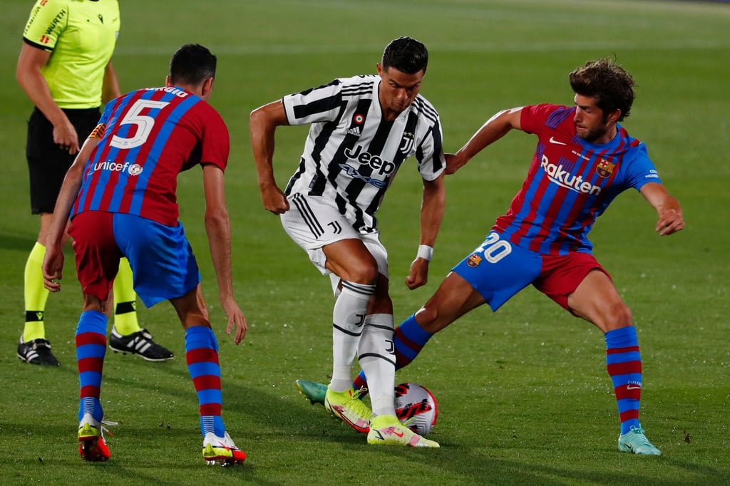 Cristiano Ronaldo (M.) will laut seinem Trainer bei Juventus Turin bleiben.
