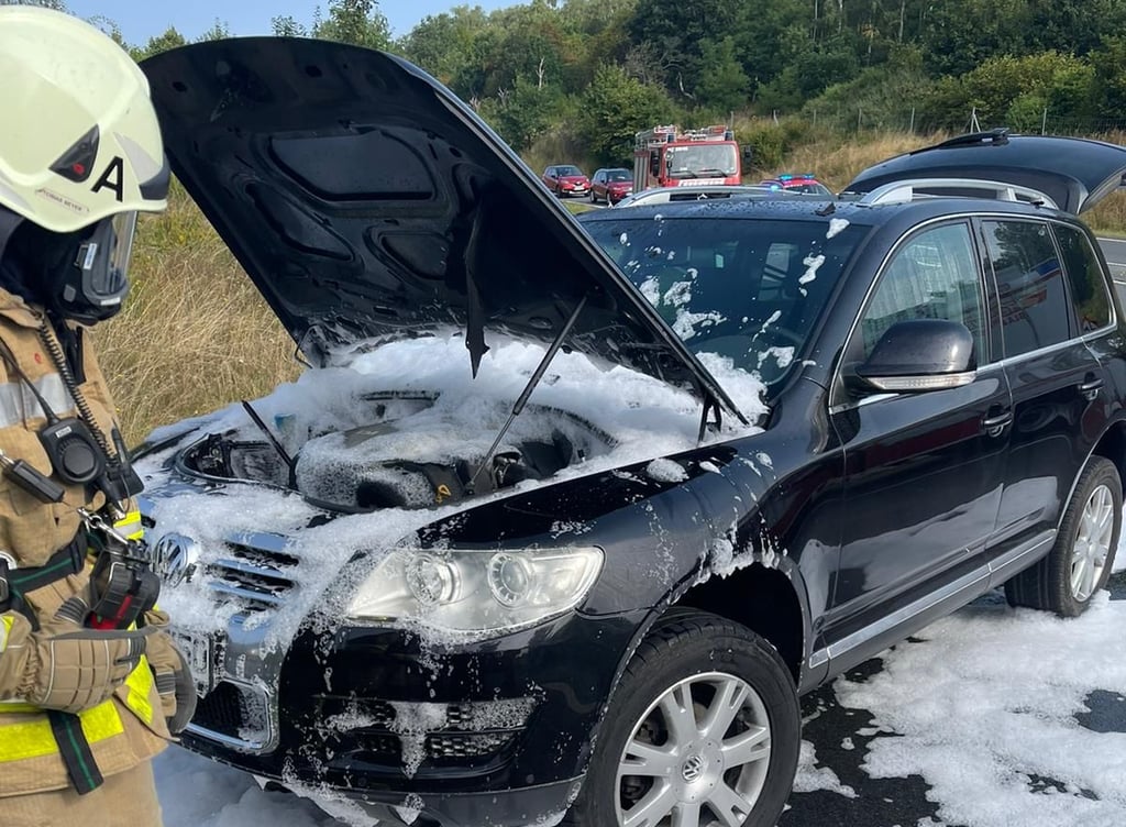 Die Kameraden aus Heimburg konnten das brennende Auto schnell löschen.