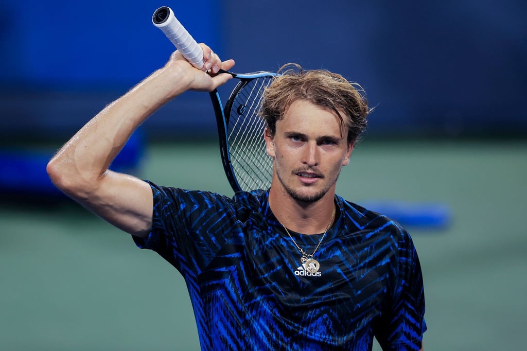 Alexander Zverev bedankt sich bei den Fans nach seinem Sieg gegen den Norweger Casper Ruud.