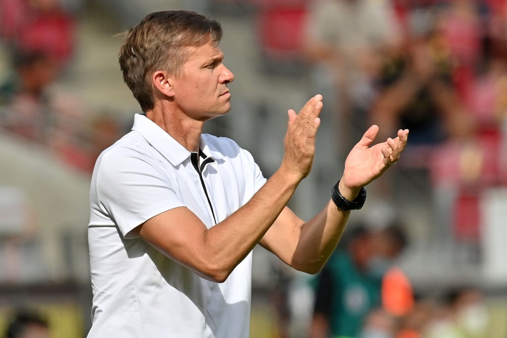 Leipzigs Cheftrainer Jesse Marsch applaudiert.