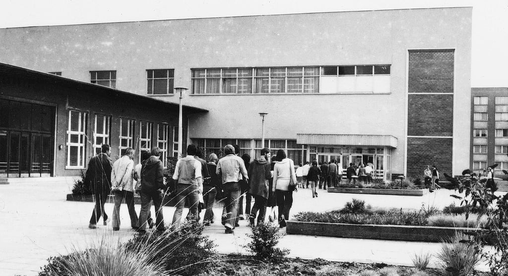 Ein undatiertes Foto vom Campus in der Alten Neustadt in Magdeburg. Gesucht werden solche oder ähnliche Motive und ihre Geschichten, die Absolventen mit der Uni und ihren Vorgängereinrichtungen verbinden.