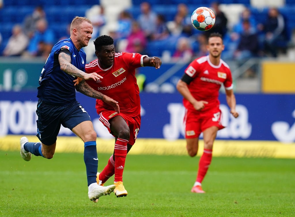 Hoffenheims Abwehrspieler Kevin Vogt (l) und Unions Stürmer Taiwo Awoniyi.