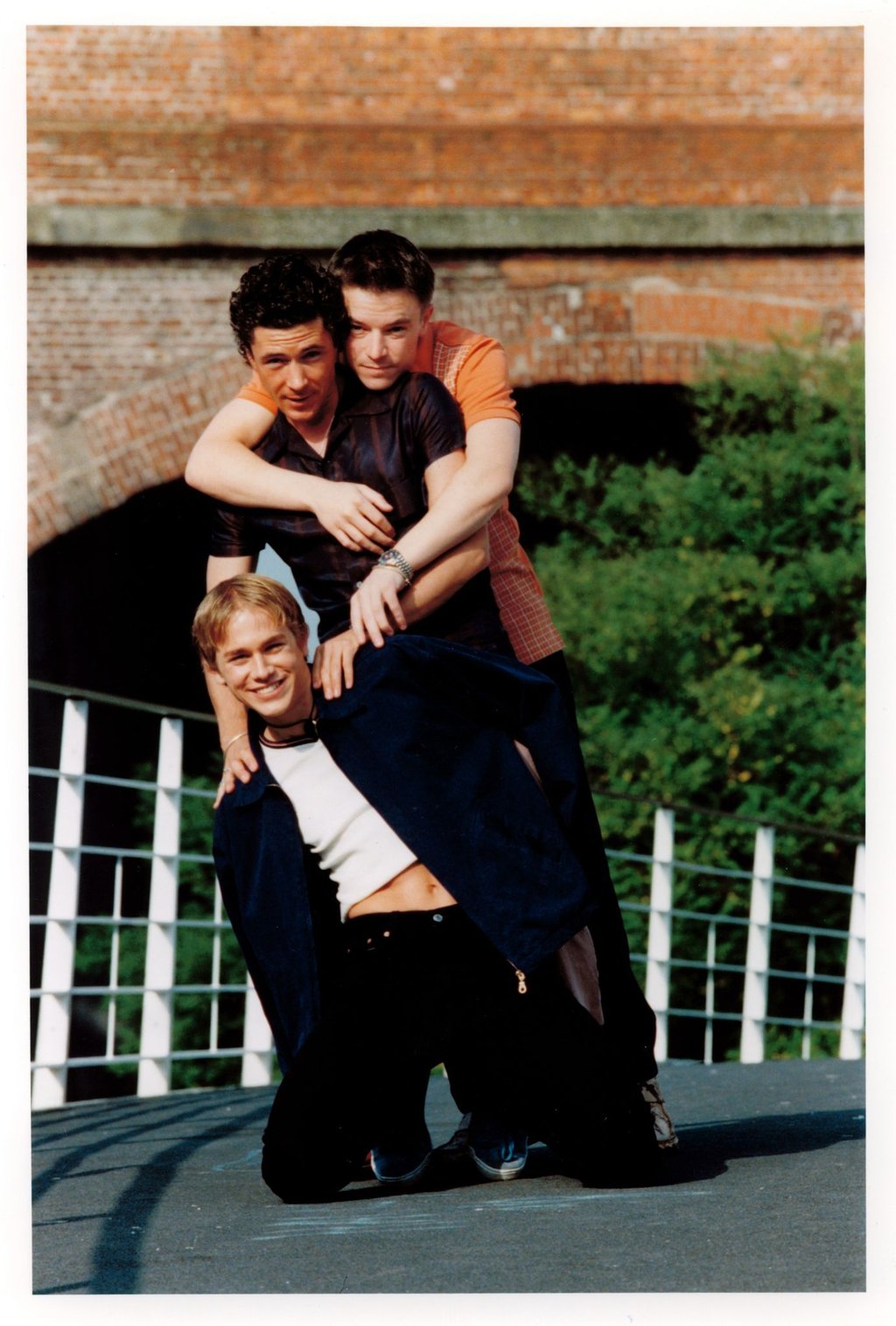Die Teenager Nathan (Charlie Hunnam, l-r), Stuart (Aidan Gillen) und Vince (Craig Kelly) sind die Hauptdarsteller der Serie „Queer as Folk“.