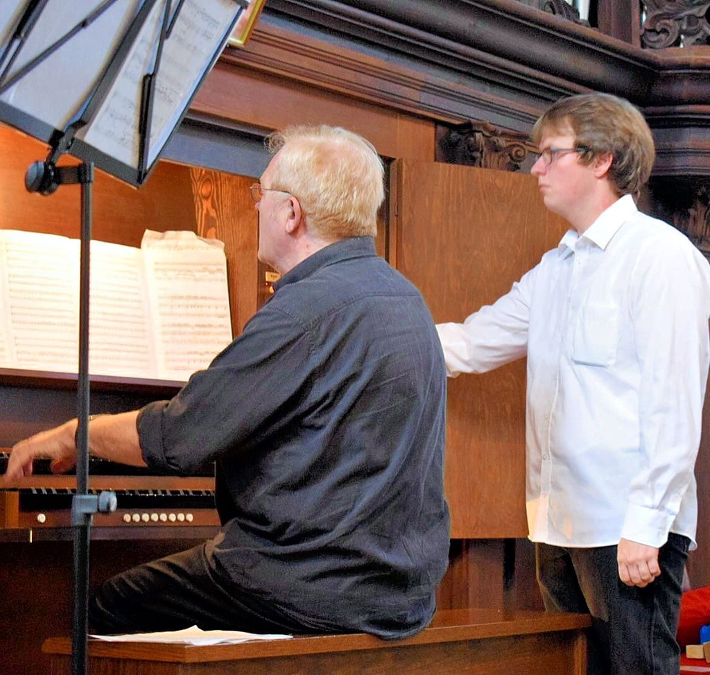 Kirchenmusikdirektor Gottfried Biller spielte die Orgel, neben ihm der Veranstaltungsorganisator und angehende Orgelbauer Erik Deuerling.
