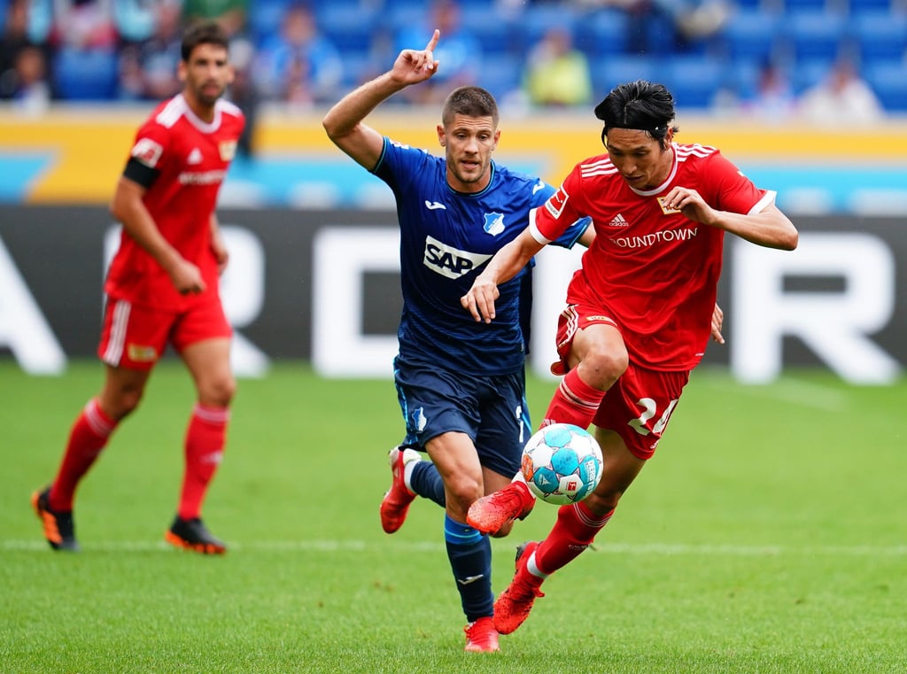 Unions Genki Haraguchi (r) im Laufduell mit dem Hoffenheimer Andrej Kramaric.