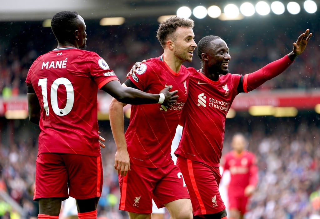 Der FC Liverpool um Sadio Mané, Diogo Jota und Keita Naby (l-r) ist top in Form.