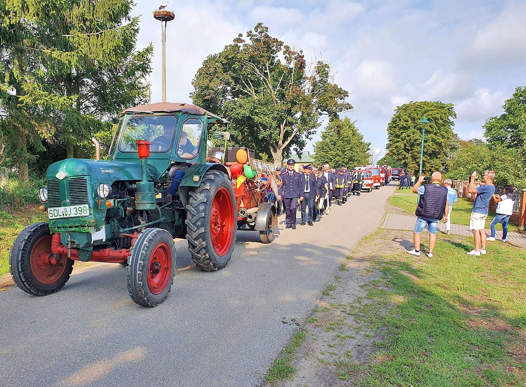 Am Ortseingang von Damerow startete der Festumzug aus Anlass des 100-jährigen Bestehens der Ortswehr. Anwohner ließen sich dieses Ereignis nicht entgehen, um es mit dem Smartphone aufzunehmen.