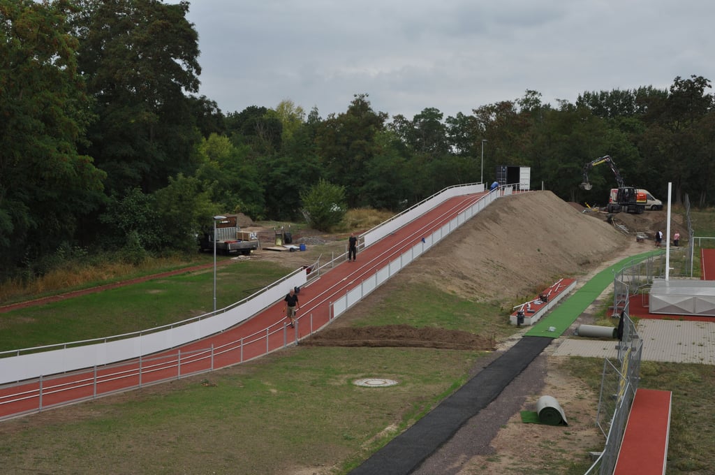 Am Leichtathletikzentrum entsteht derzeit Magdeburgs Bobbahn. Auf ihr werden unter anderem die Bob-Anschieber des Mitteldeutschen Sportclubs (MSC) Magdeburg sowie andere Bobsportler trainieren können. Die Magdeburger Bahn wird aufgrund ihrer Länge und der verschiedenen Profile einzigartig in Deutschland sein.