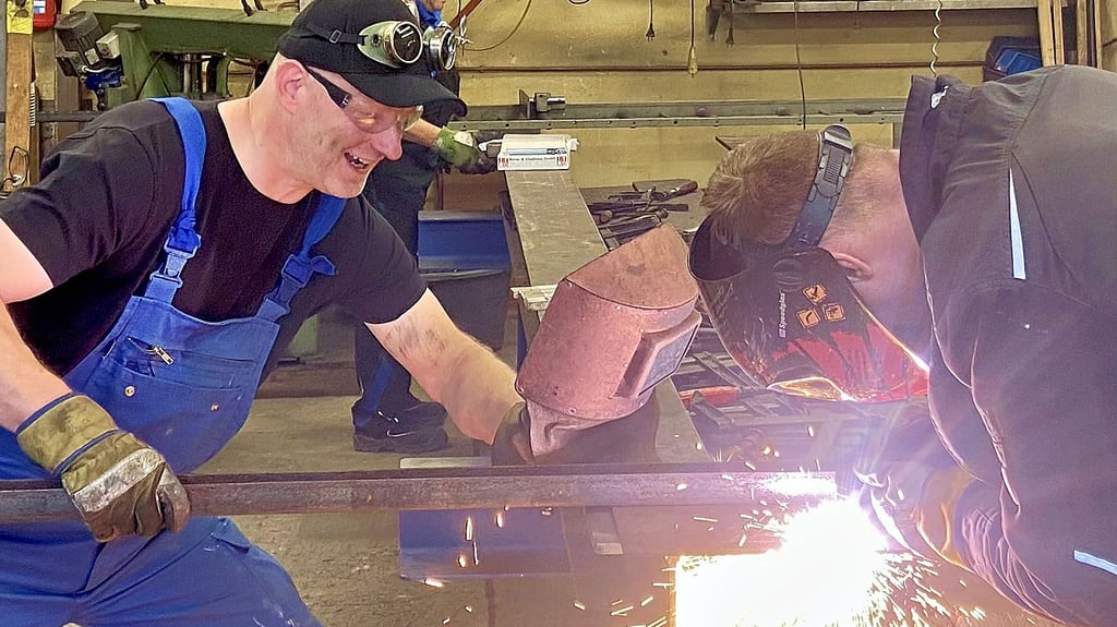 Als Ausgleich zum Geschäftsführerjob, der sich meist am Schreibtisch abspielt, schlüpft der Bundestagskandidat gern in die Rolle des Handwerkers.