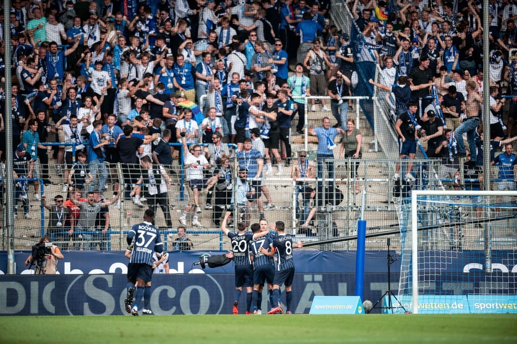 Die Bochumer Spieler feiern mit ihren Fans.