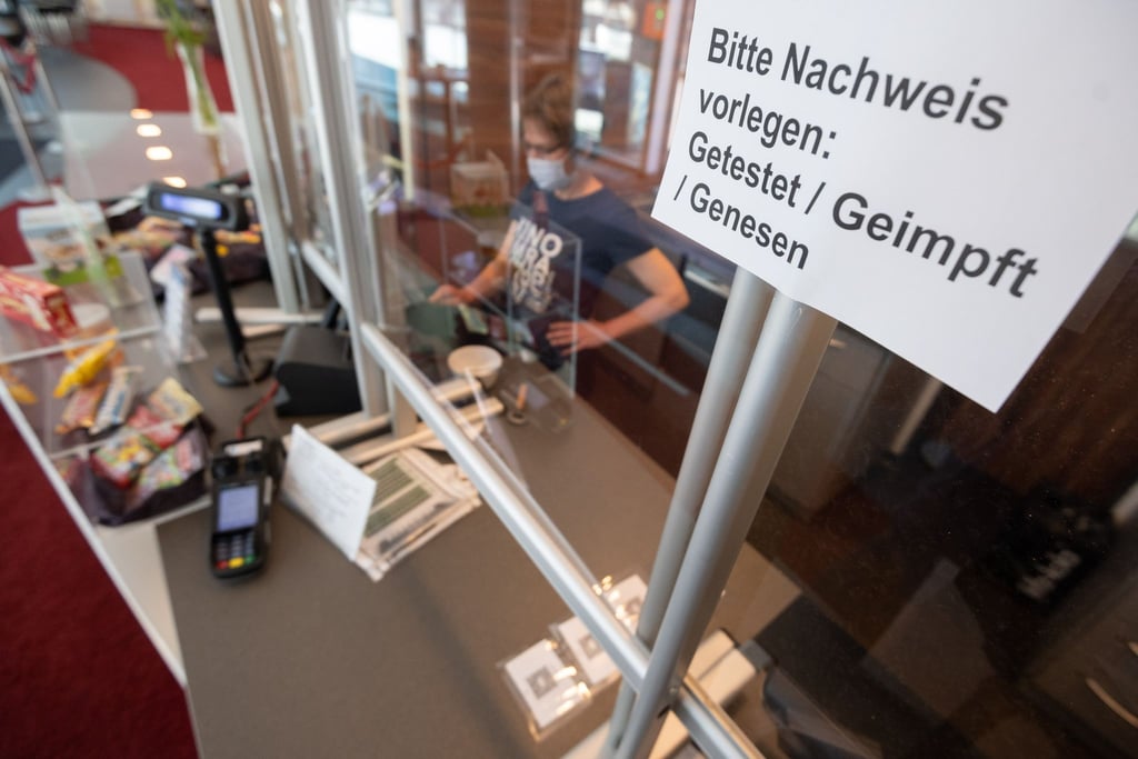 An der Kinokasse: „Bitte Nachweis vorlegen: Getestet, Geimpft, Genesen“.