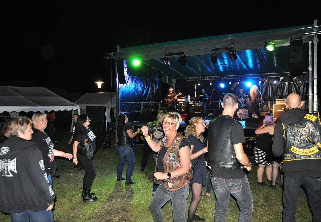 Beim Sommerfest des Motorradclubs "Road Eagle" Havelberg in Schönfeld hatten die Gäste aus nah und fern viel Spaß beim Tanzen.