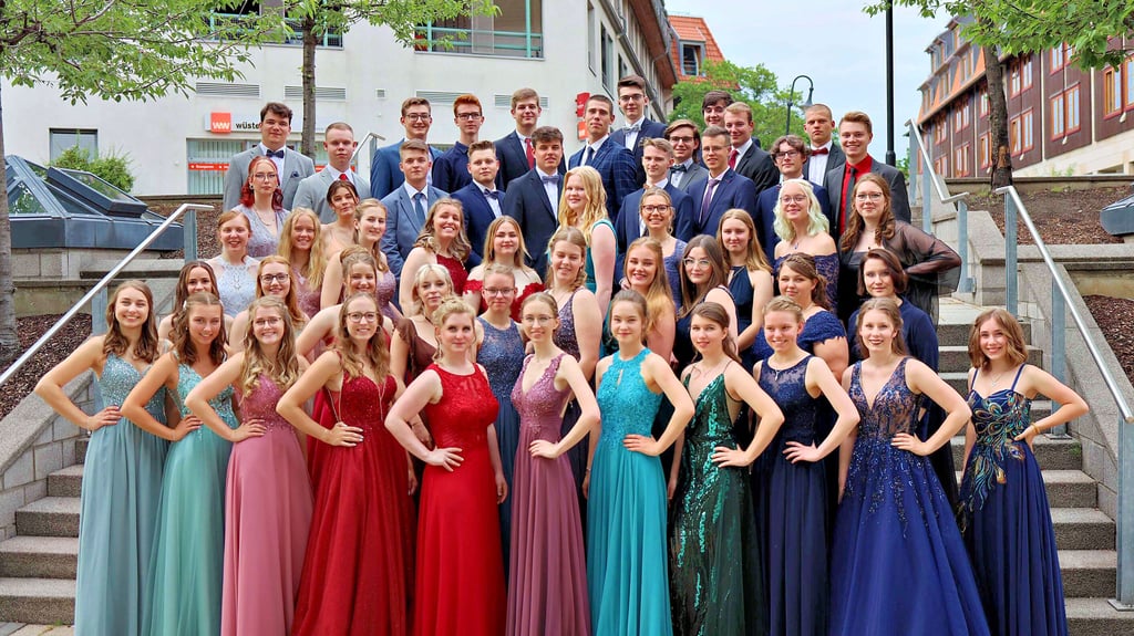 Festlich gekleidet für den Abiball in Wernigerode, stellten sich die 52 Schülerinnen und Schüler des Fallstein-Gymnasiums Osterwieck dem Fotografen zum Erinnerungsbild. Es handelt sich um den 28. Abiturienten-Jahrgang.