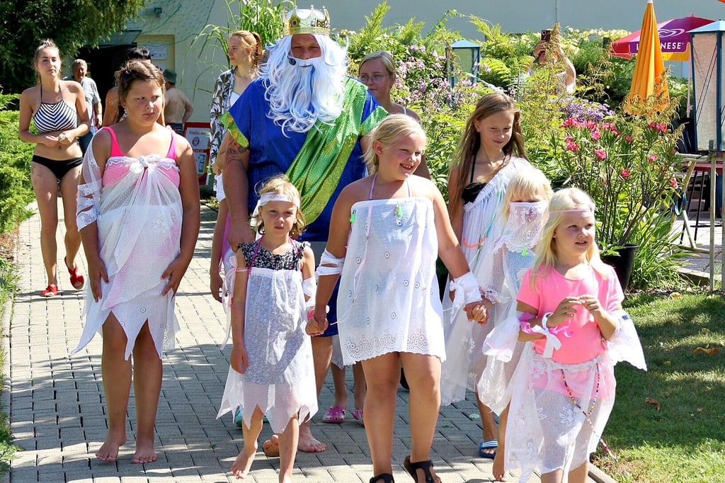 Hendrik Lehmann als Neptun und sein Gefolge haben die Badegäste im Freibad Eilenstedt bespaßt. Insgesamt 30 Kinder wurden getauft und erhielten eine Urkunde mit einem Namen aus der Unterwasserwelt.