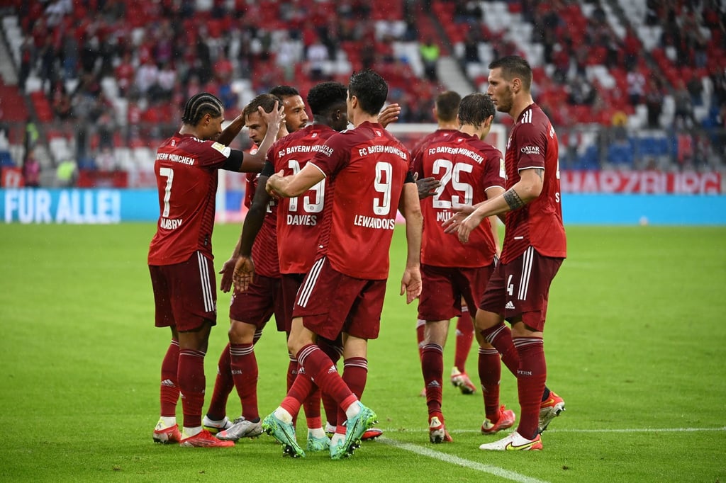 Die Bayern um Doppelpacker Serge Gnabry (l) setzten sich nur mit viel Mühe gegen Köln durch.