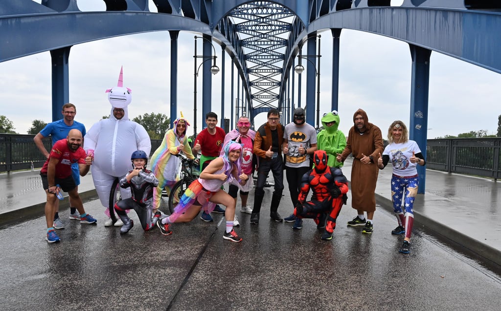 Start des Spendenlaufs auf der Sternbrücke in Magdeburg.