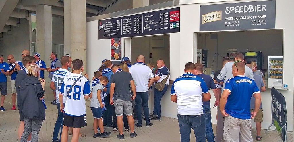 Sonnabend, 13.15 Uhr, MDCC-Arena in Magdeburg. Ein Versorgungsstand am Eingang Nordost. Der Volksstimme-Test hier gab eine Wartezeit am Stand „Speedbier“ von 4,46 Minuten. Für eine Großveranstaltung okay. Die Bedienung war schnell und freundlich.