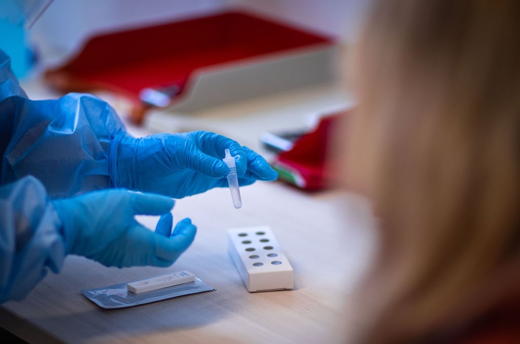 Die Gesundheitsämter in Deutschland meldeten dem RKI binnen eines Tages 7050 Corona-Neuinfektionen.
