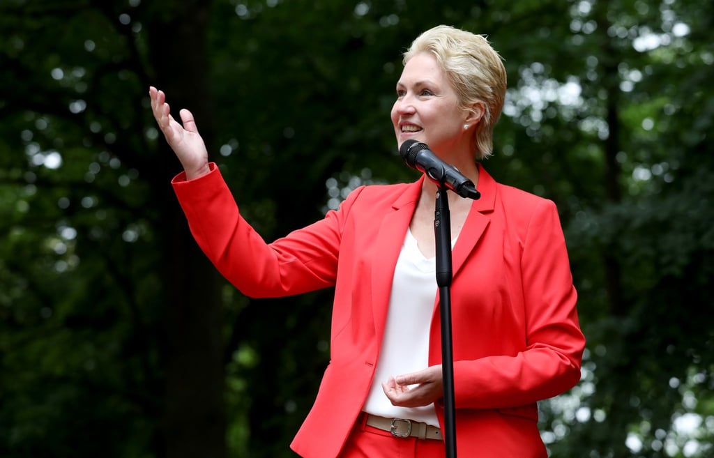 Manuela Schwesig (SPD), Ministerpräsidentin von Mecklenburg-Vorpommern, gestikuliert.