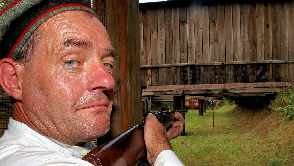 Jörg Gresse zielt hier mit dem Kleinkalibergewehr auf den Vogel. Auch wenn das Ziel relativ groß ist, gehört schon etwas Übung dazu, die einzelnen Teil abzuschießen.