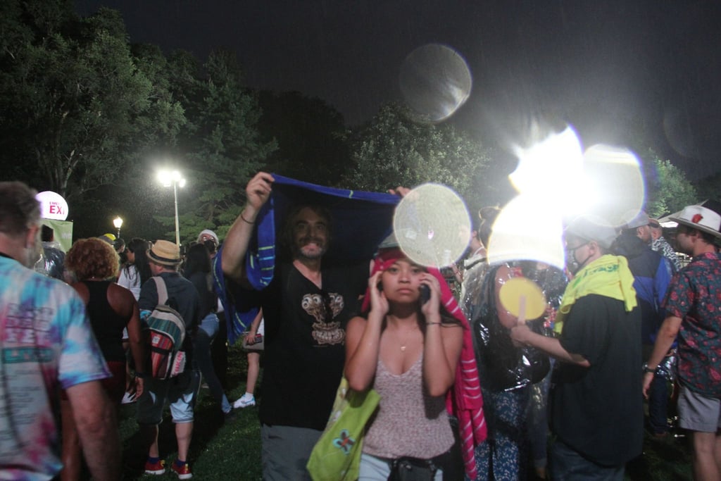 Besucher verlassen das "We Love NYC: The Homecoming Concert" im New Yorker Central Park. Das Konzert wurde wegen eines herannahenden Unwetters mitten in der Show von Barry Manilow abgebrochen.