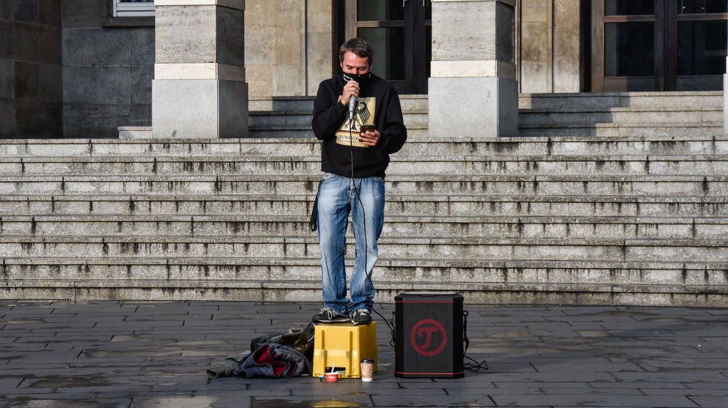 Der vom Verfassungsschutzbericht im Bereich Rechtsextremismus geführte Sven Liebich steht bei einer Kundgebung vor dem Rathaus in Halle (Archivbild).