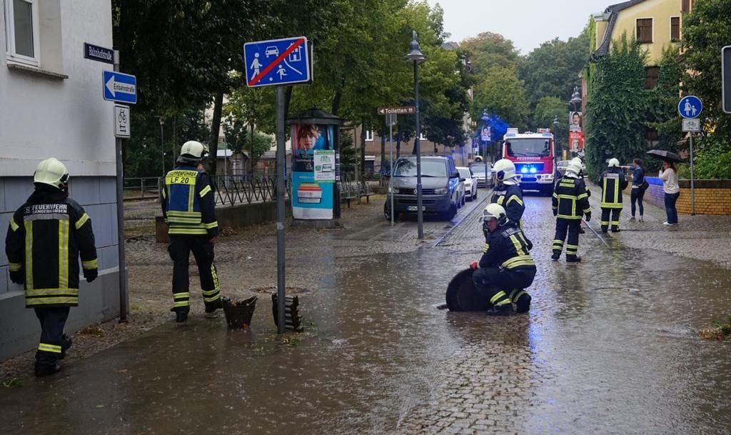 Die Feuerwehr in Sangerhausen hatte am Sonntagabend alle Hände voll zu tun um mit den Regenmengen fertig zu werden.